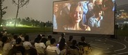 （南非墨西哥一级黄色日屄屄视频转载）成都秋夜“新耍法”：到公园看坝坝电影